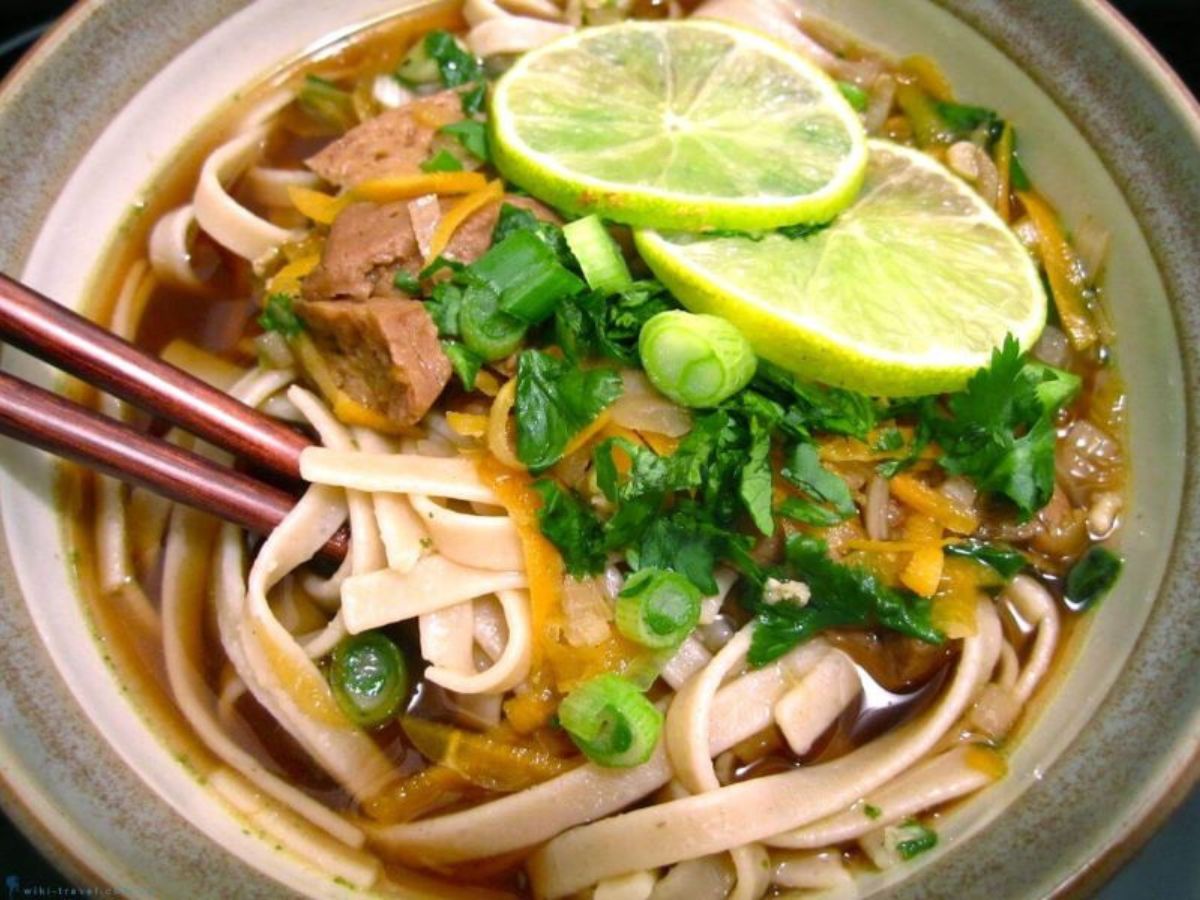 Phở chua mang đến trải nghiệm ẩm thực lạ miệng và dễ ăn.