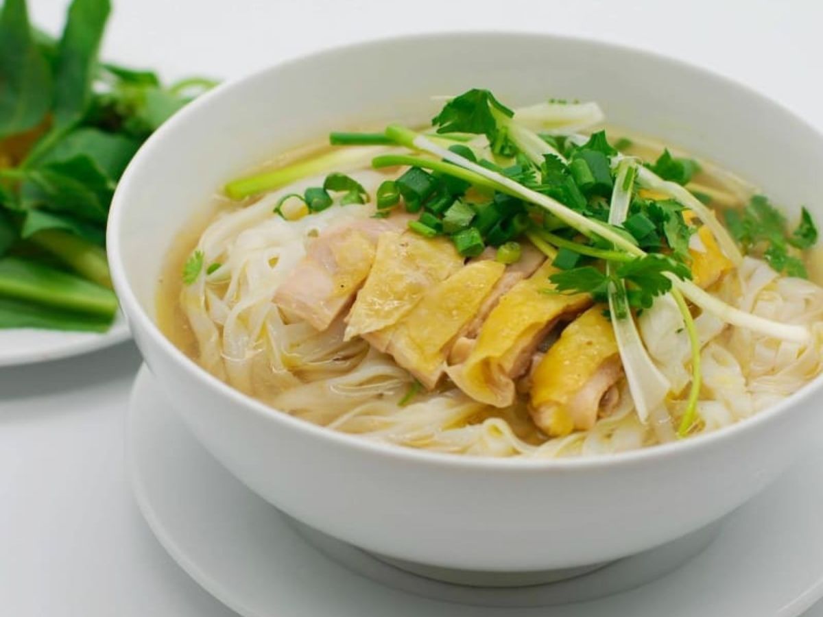 Món phở giữ trọn hương vị gà truyền thống.