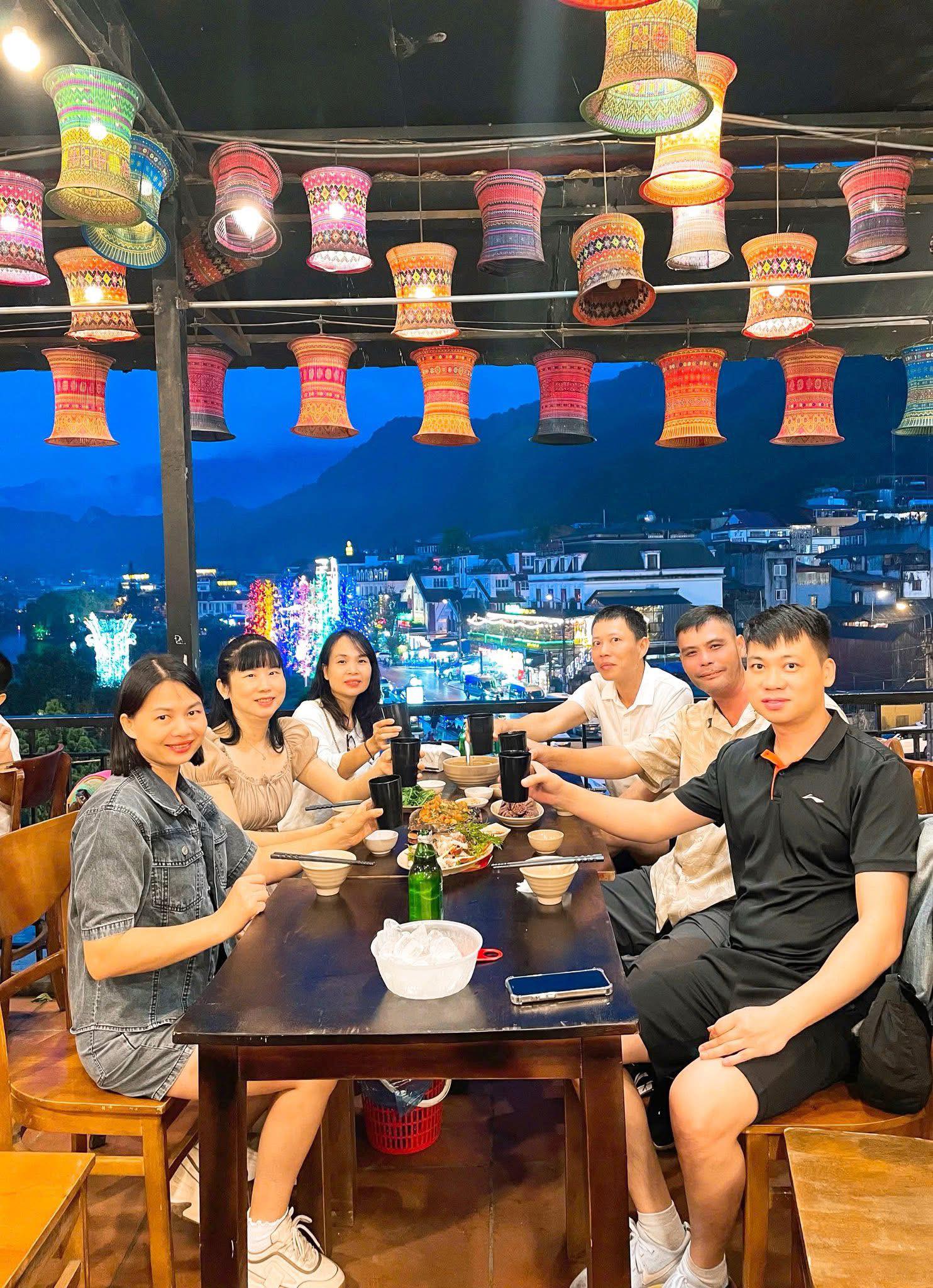 Nhà hàng phục vụ các thực khách tới Sa Pa đến đêm muộn.