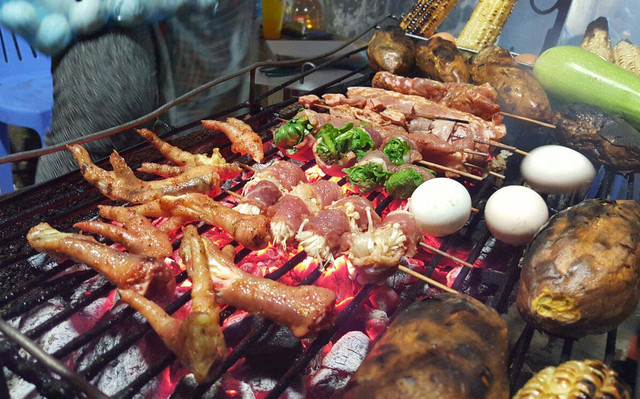 Các quán ăn trải dọc tuyến đường này hoạt động gần như cả ngày.