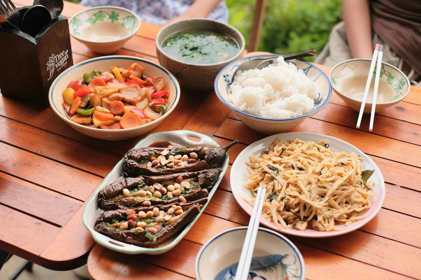 Du khách trải nghiệm nhà hàng chay Sa Pa.