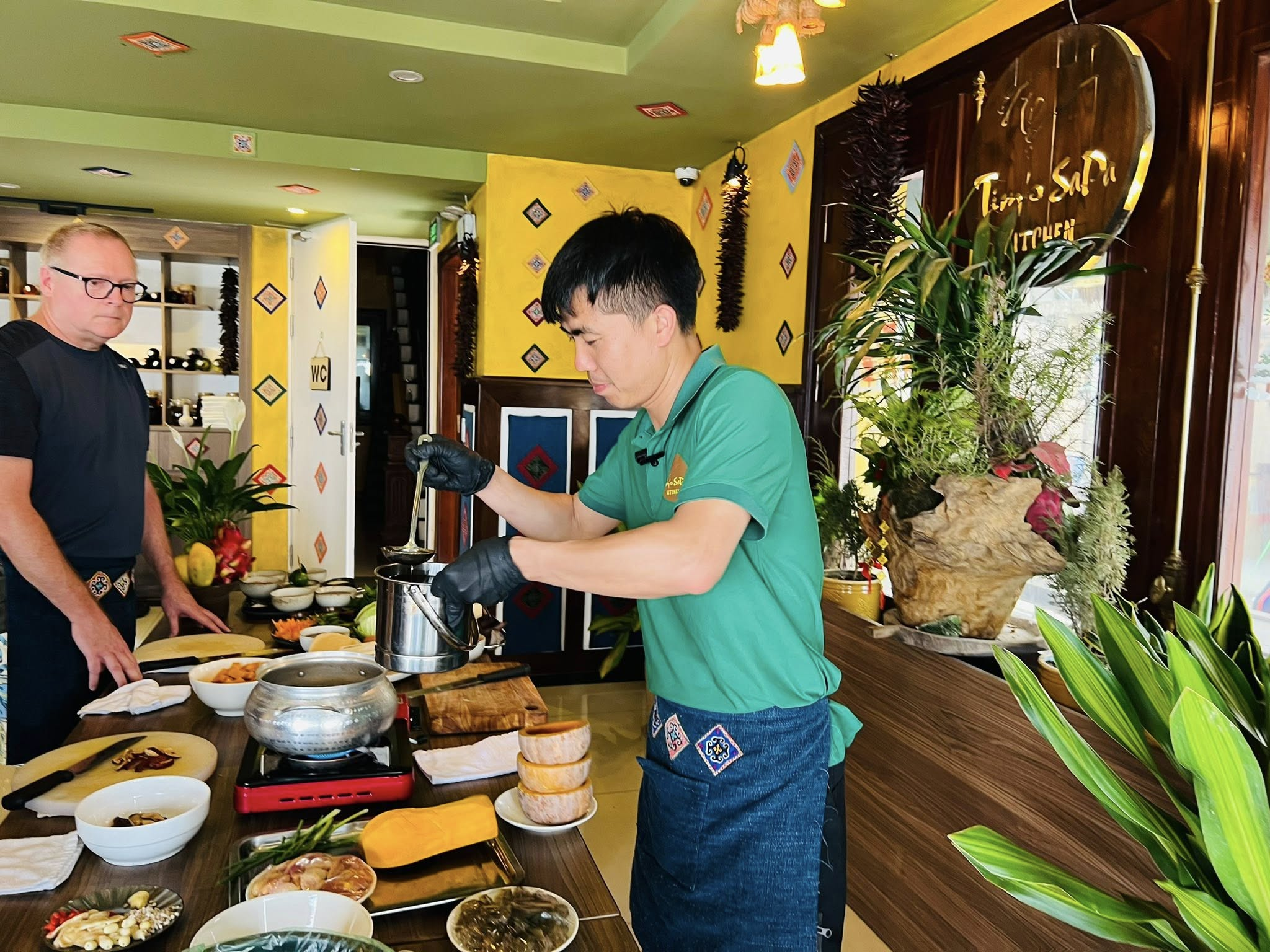 Du khách có thể thoải mái trò chuyện với chính những đầu bếp làm ra món ăn chay của nhà hàng