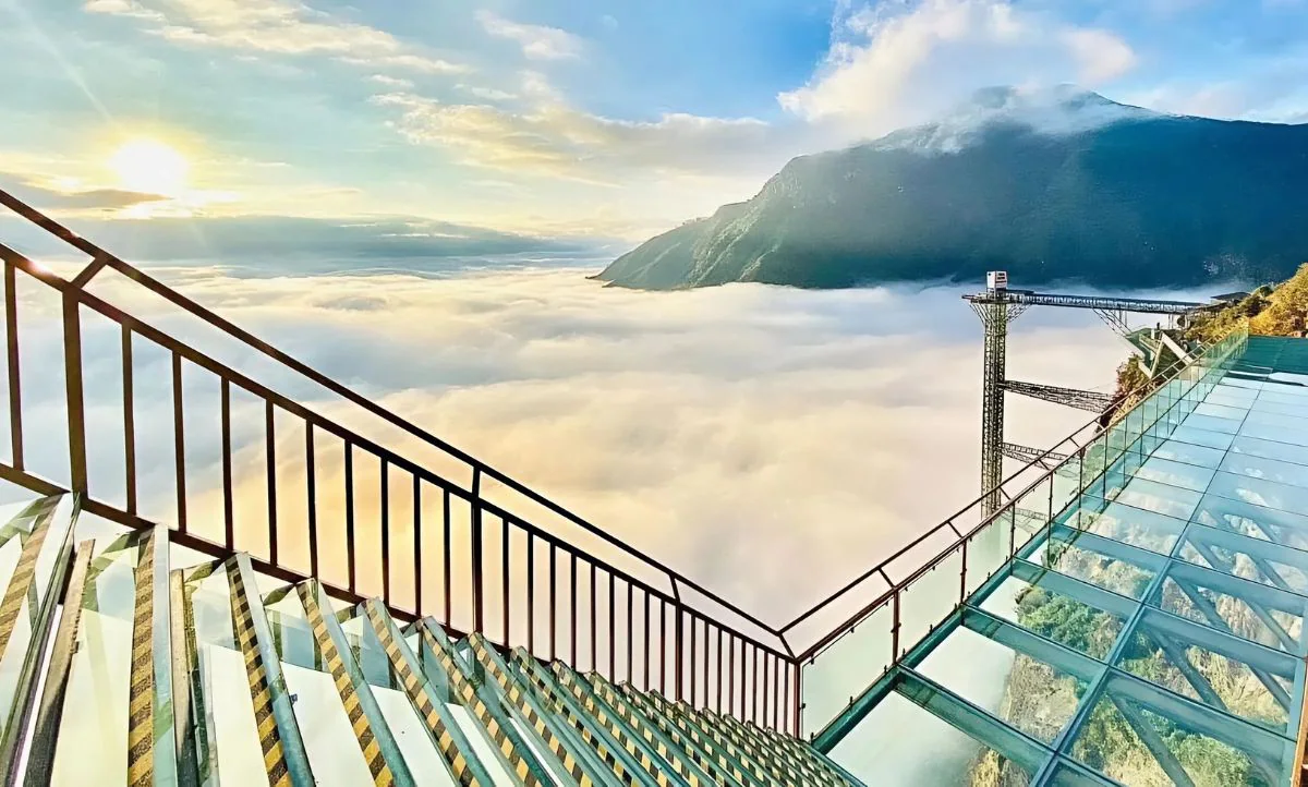Cầu Kính Rồng Mây vươn mình giữa núi non, mang đến cảm giác vừa choáng ngợp vừa thách thức giữa không trung.