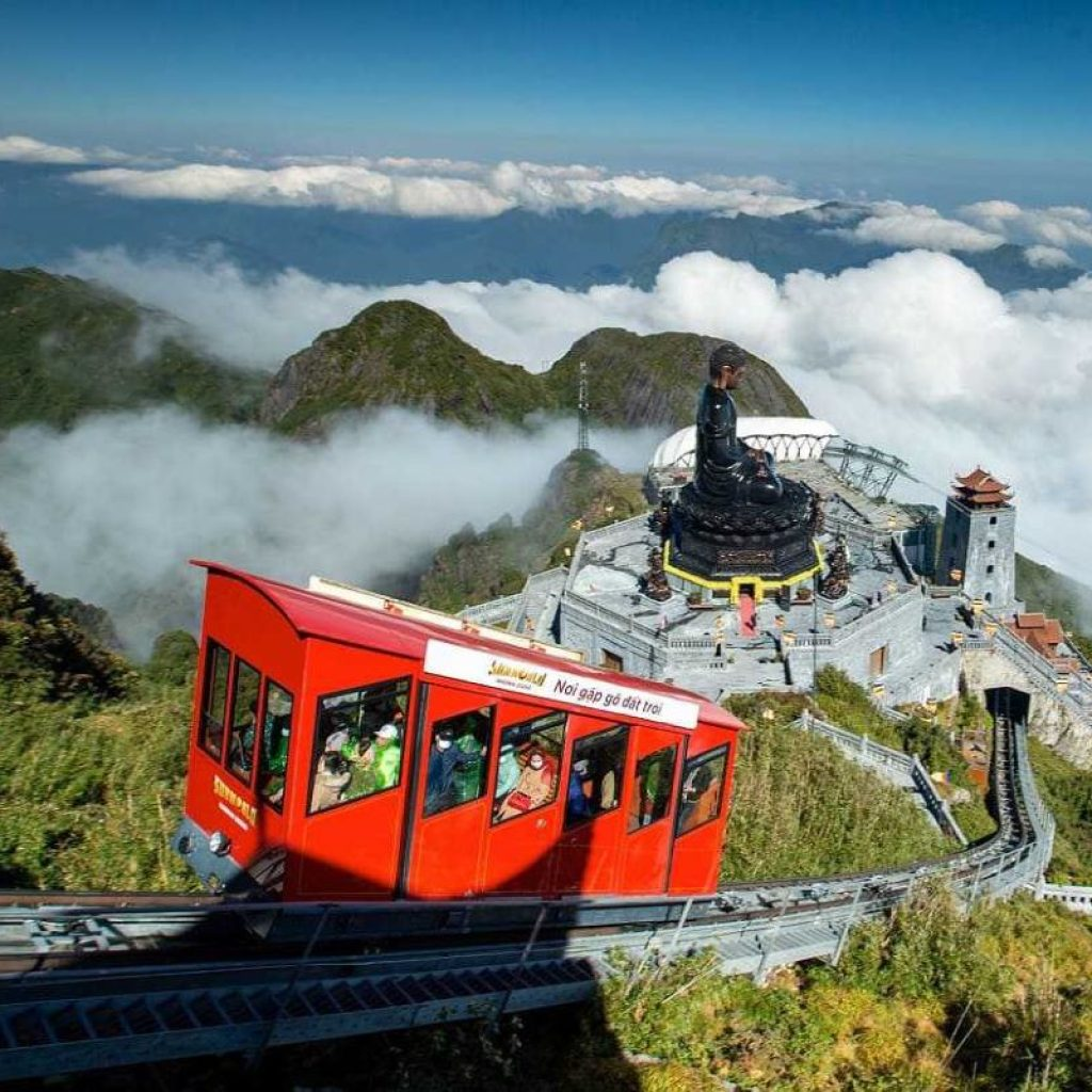 Khung cảnh thiên nhiên hùng vĩ bên ngoài tàu hoả leo núi Đỗ Quyên