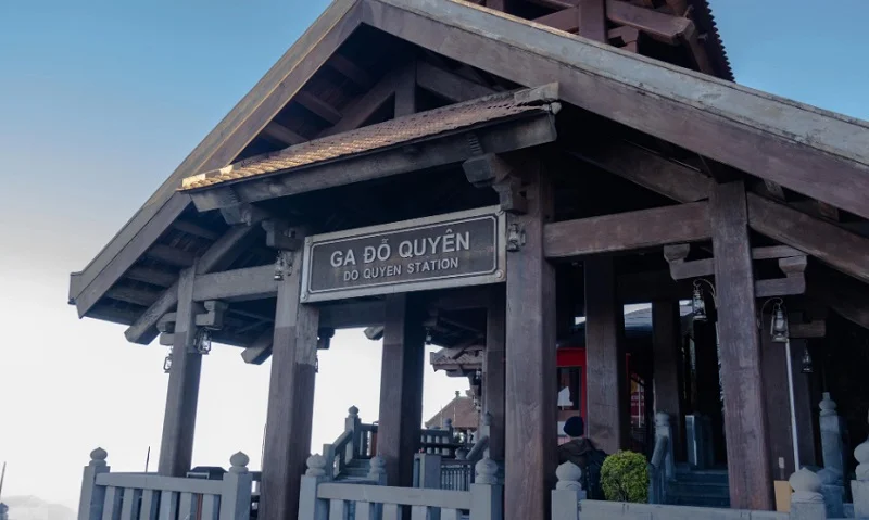 Ga Đỗ Quyên là điểm khởi hành của tuyến tàu hoả lên đỉnh Fansipan