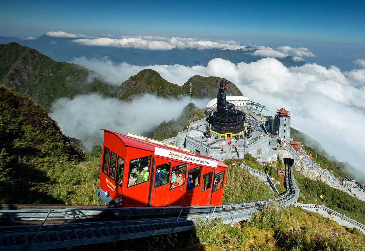 Tàu hoả Đỗ Quyên đưa du khách đi qua đoạn Đại Tượng Phật A Di Đà