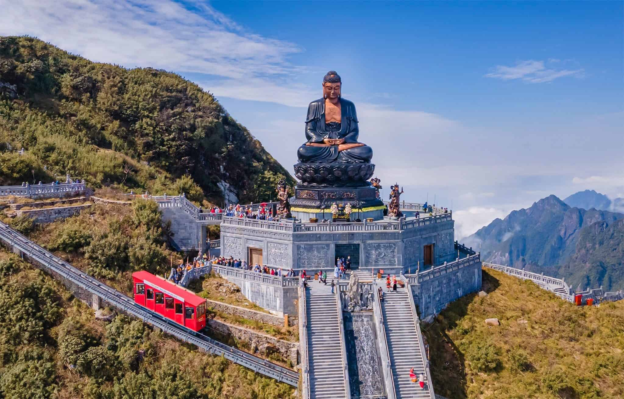 Tàu hoả Đỗ Quyên nổi bật khi nhìn từ xa