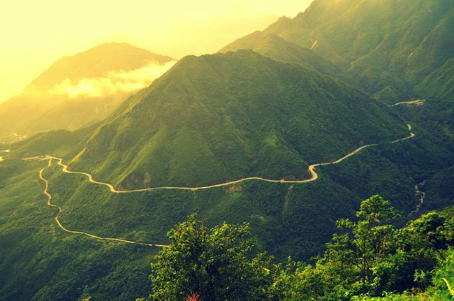 Hoàng hôn buông xuống ở đèo Ô Quy Hồ.