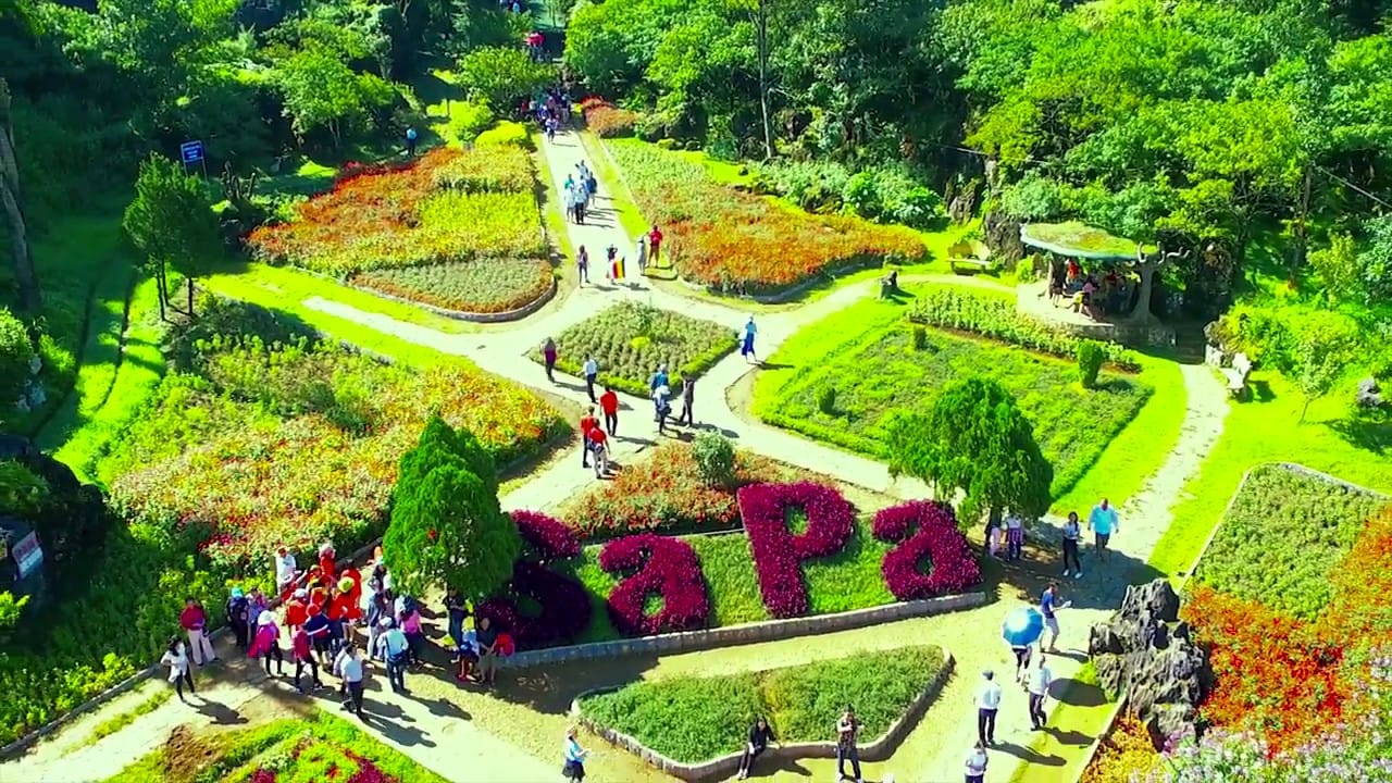 Núi Hàm Rồng là điểm ngắm toàn cảnh thị trấn Sa Pa từ trên cao.