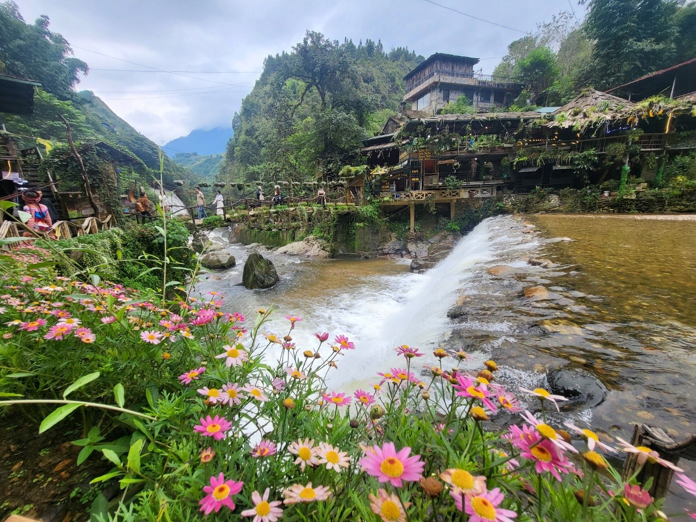 Những mái nhà, con suối và ruộng bậc thang khiến Bản Cát Cát đẹp như tranh vẽ.