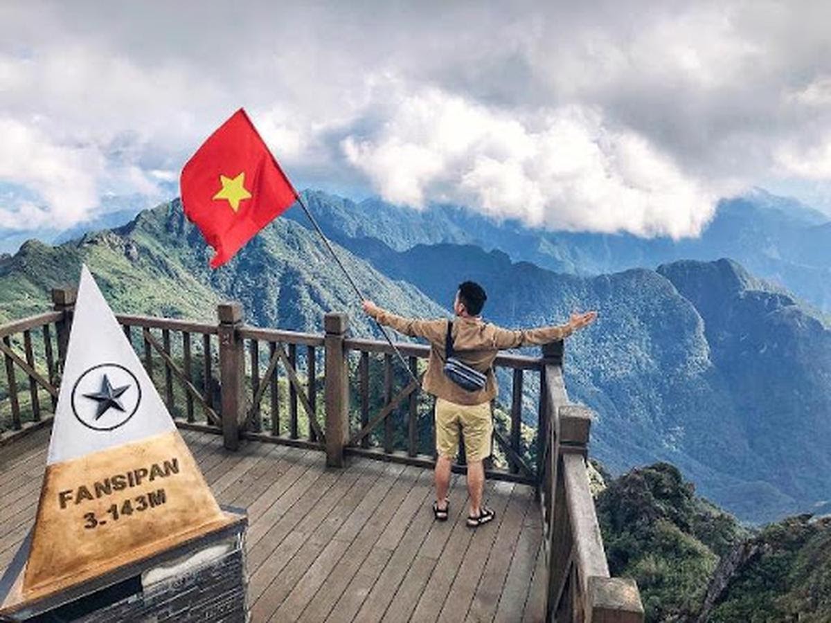 Fansipan giữa mây trời, hùng vĩ và an nhiên.