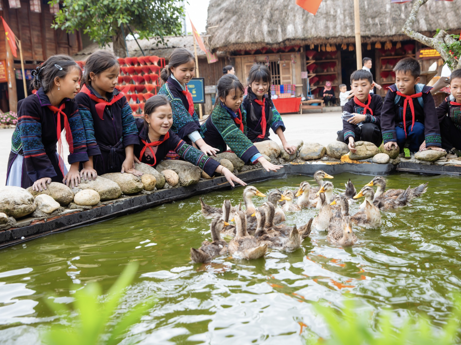 หมู่บ้าน Ban May ยังเป็นพื้นที่วัฒนธรรมที่มีชีวิต ซึ่งถ่ายทอดวิถีชีวิตบ้านเรือนดั้งเดิม