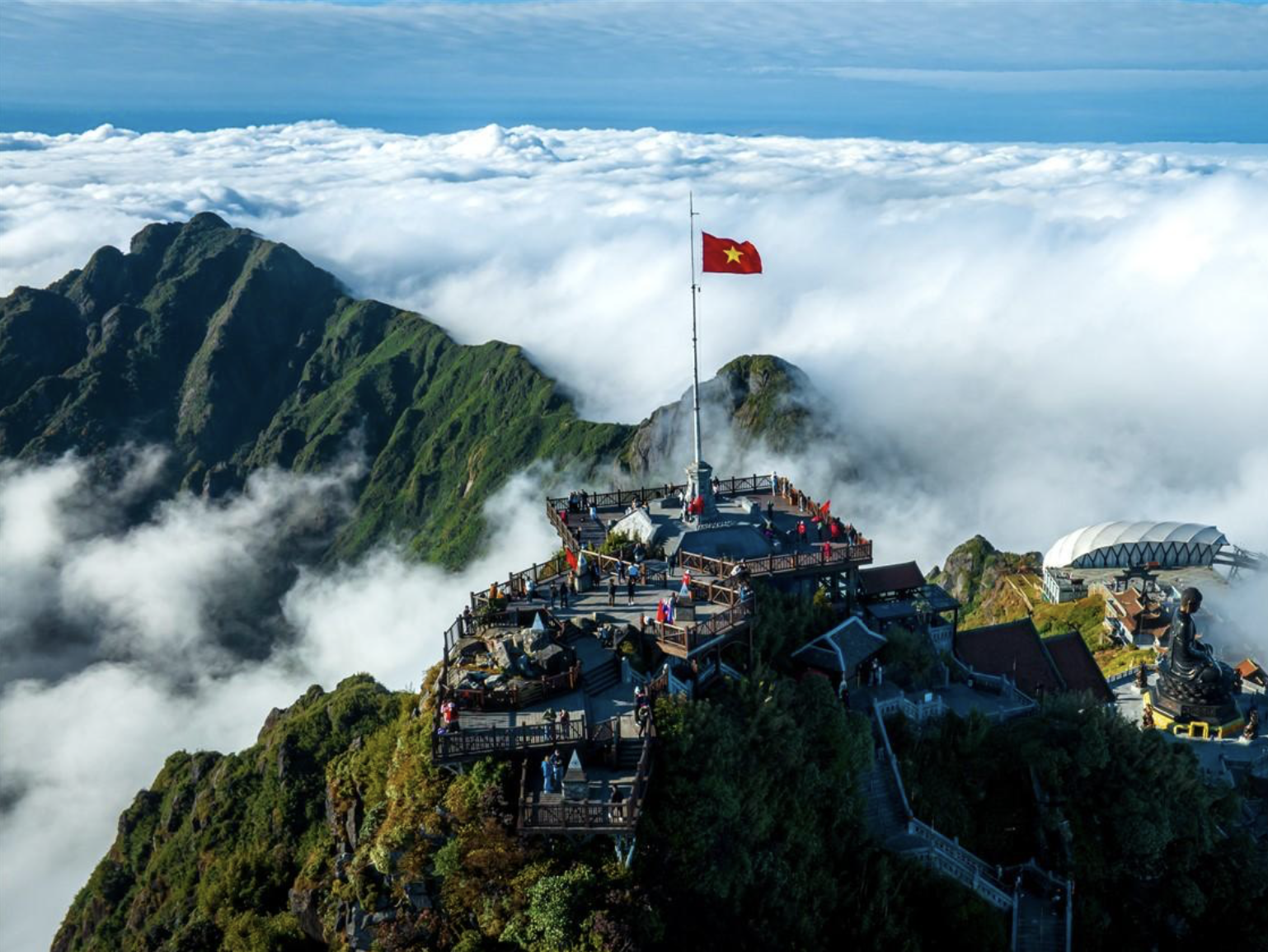 ยอดเขาฟานซีปังมีความสูง 3,143 เมตร ตั้งอยู่บริเวณใจกลางเทือกเขาหว่างเลียนเซิน ซึ่งมีความยาว 280 กิโลเมตร