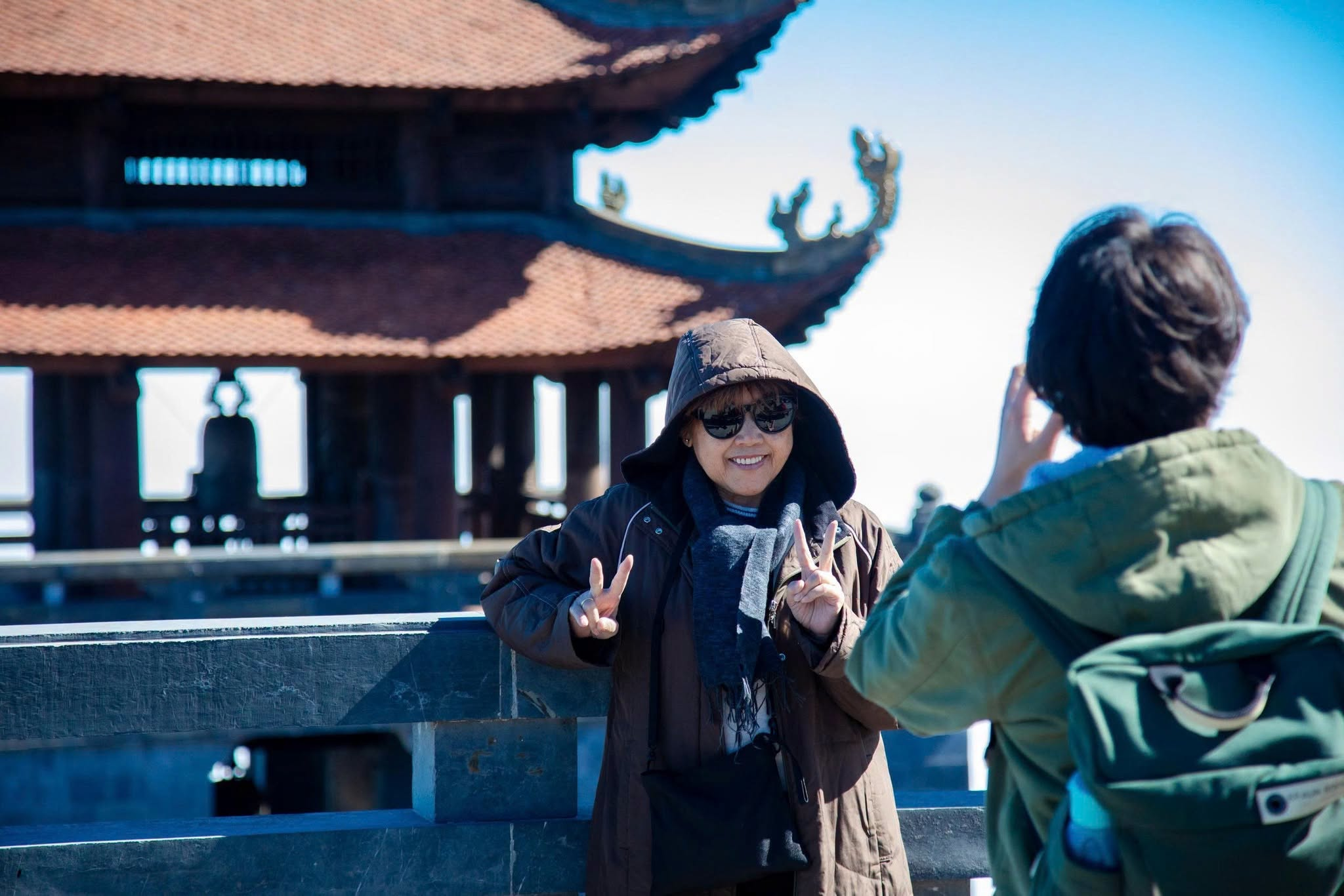 Tourists should prepare warm clothing to ensure their health when reaching the summit