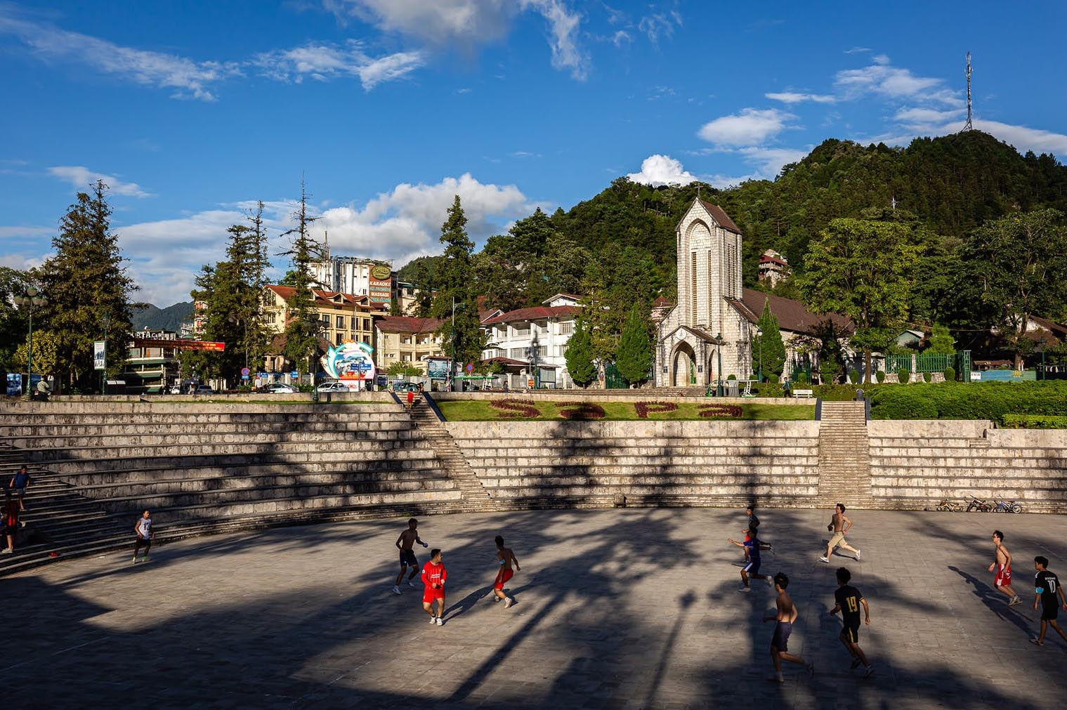 Visitors can spend the first day relaxing and exploring the center of Sa Pa