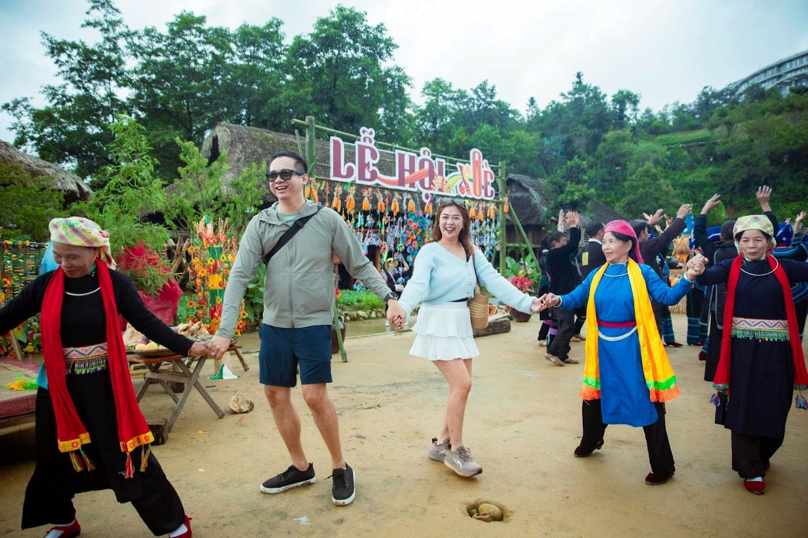Tourists should bring a light jacket in case the weather turns cold