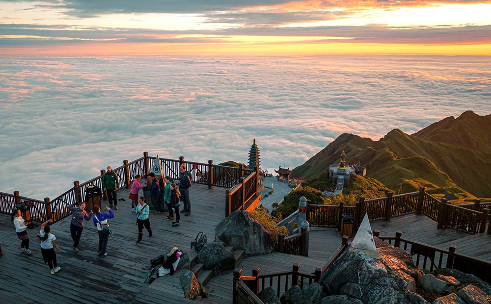 Tourists admire the sea of clouds atop Fansipan peak