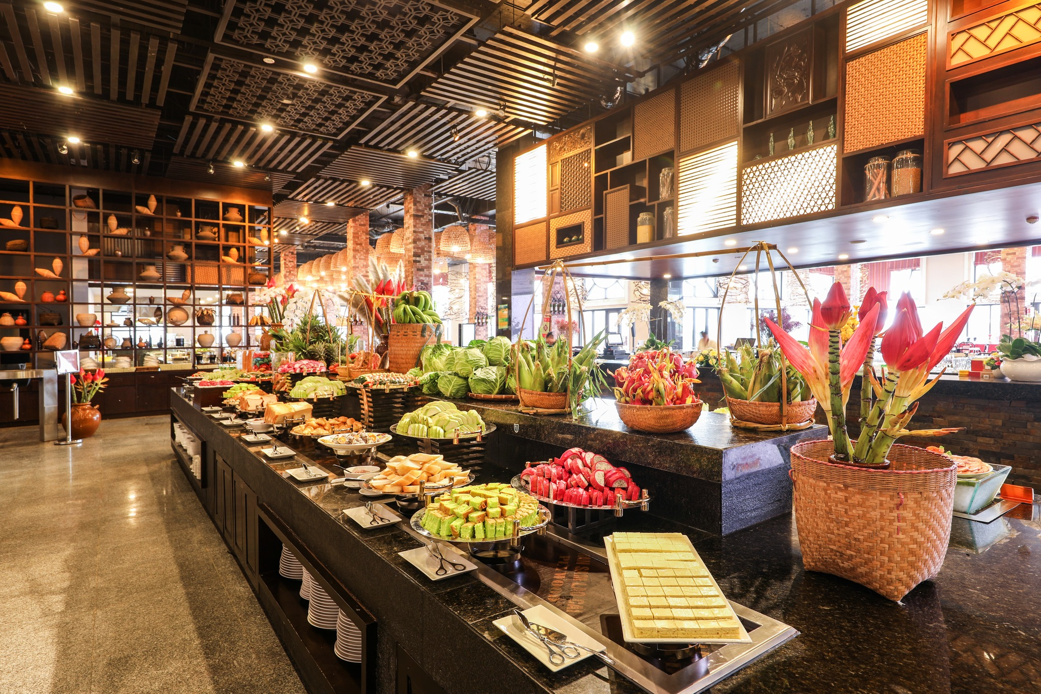 Nhà hàng Vân Sam nằm ở mô hình buffet với hơn 50 món ăn mang đậm hương vị núi rừng Tây Bắc.