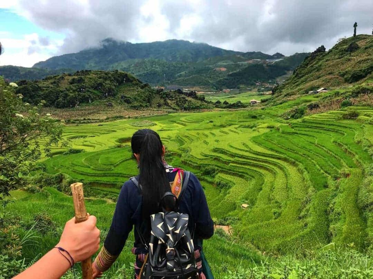 Nhóm trekking kiểm tra lộ trình và luôn mang đủ vật dụng cá nhân.
