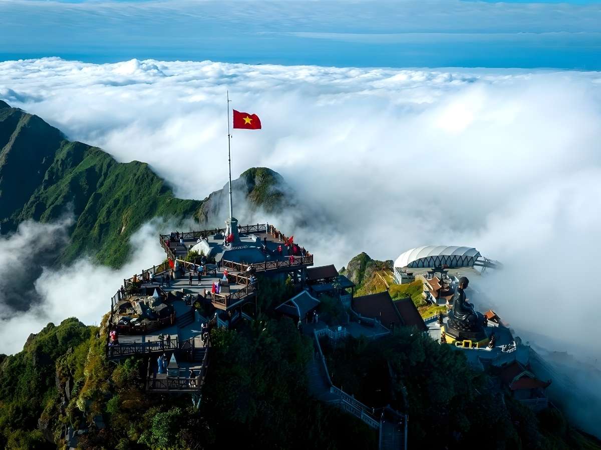 Trekking Fansipan bằng đường rừng có nhiều đoạn dốc cao.