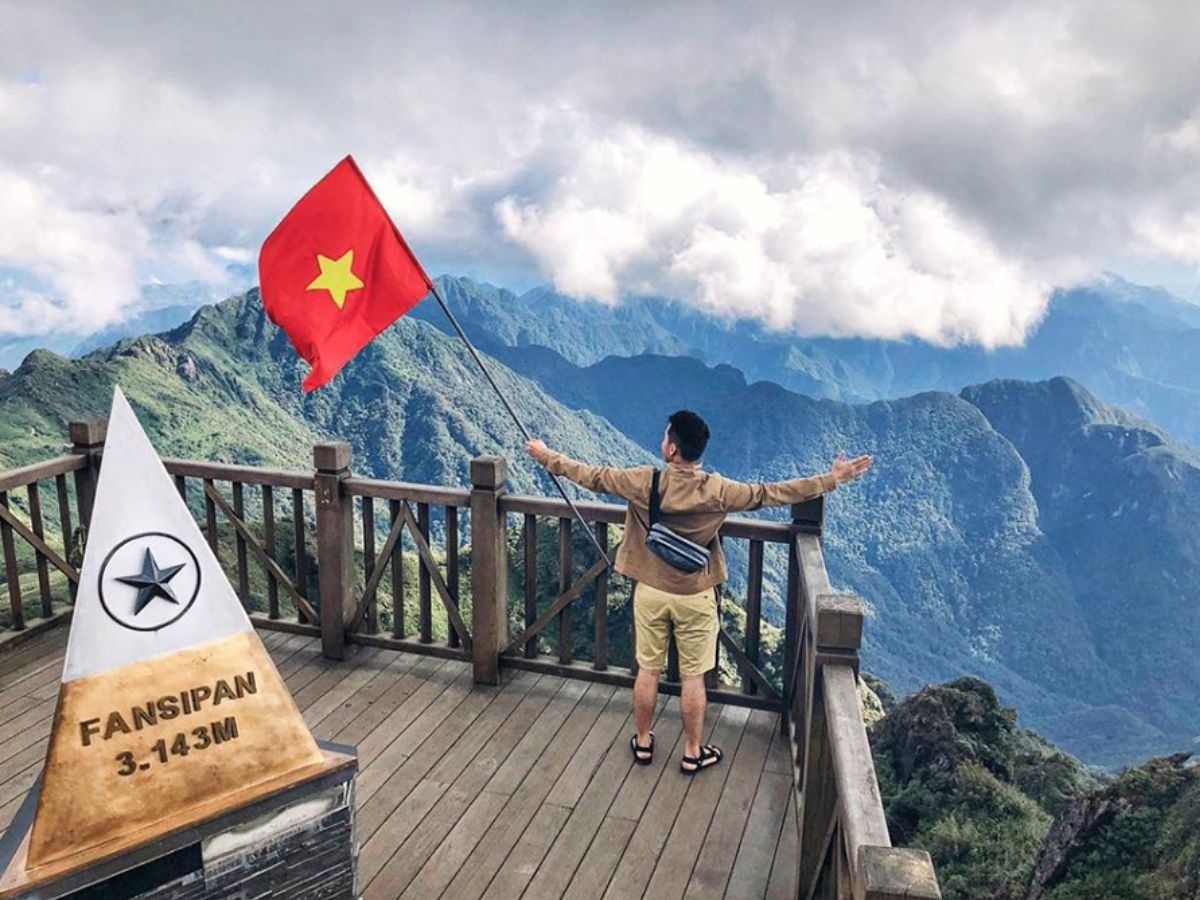 Du khách chinh phục thành công đỉnh Fansipan