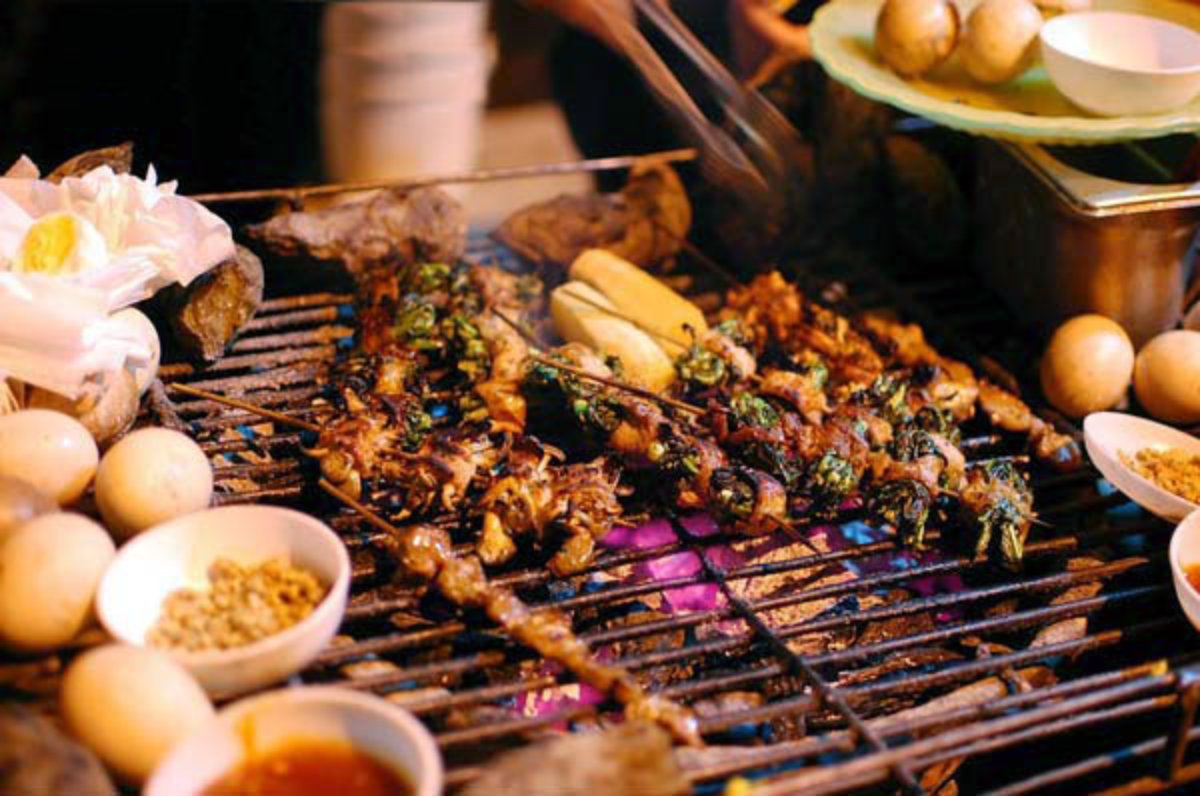 Trẻ em thử trải nghiệm bữa ăn đủ chất với cơm và rau củ khi đến Sa Pa.