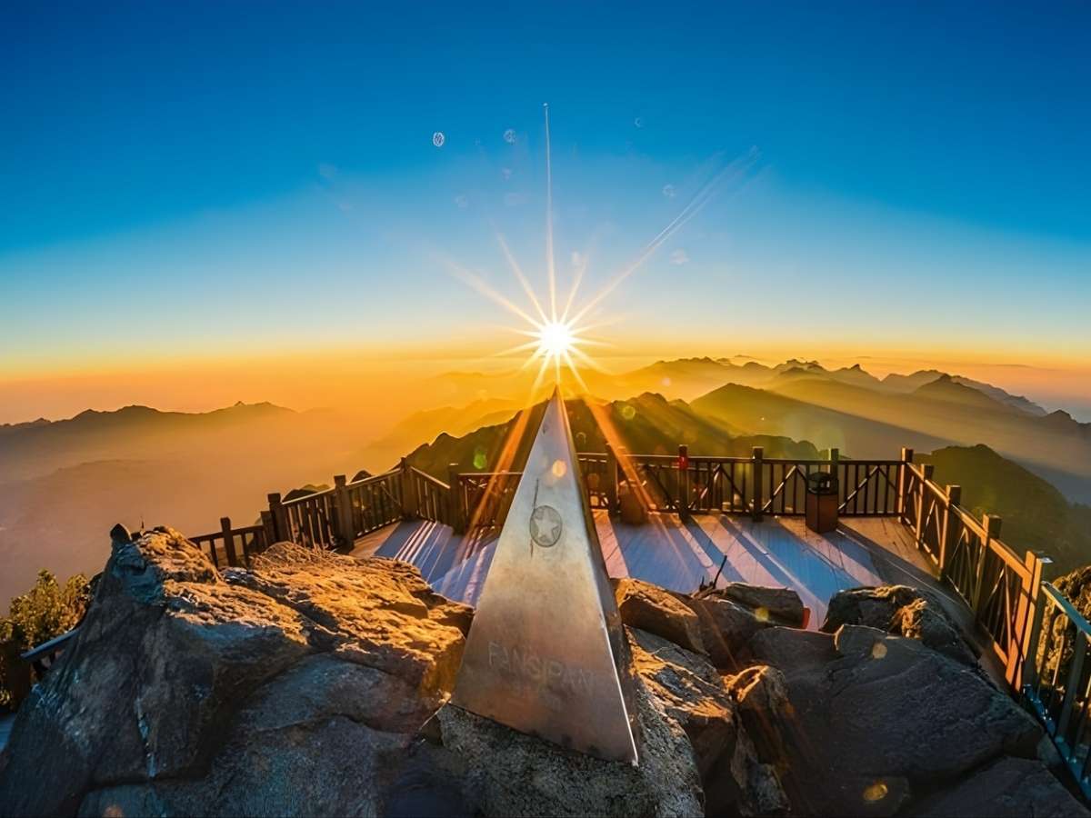 Mùa hè Sa Pa thường mát mẻ, nhiều mây trắng bồng bềnh trên núi cao.