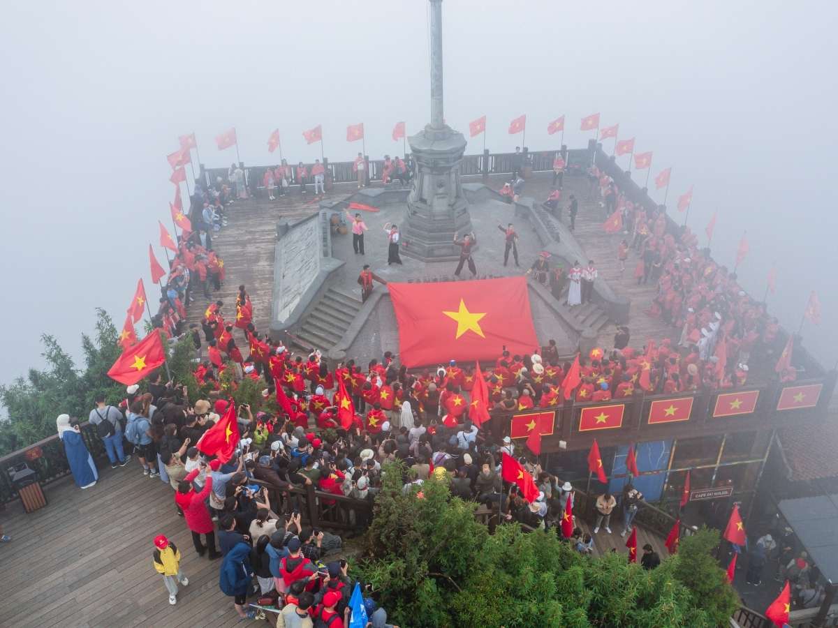 Lễ chào cờ trên đỉnh Fansipan trong không khí mát mẻ thu hút du khách ngày 2/9.