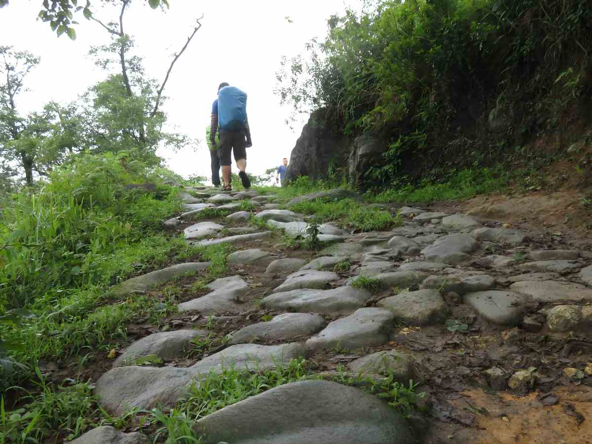 Đá lát Pavi Hoàng Liên bền chắc, gắn với tuyến leo núi xưa.