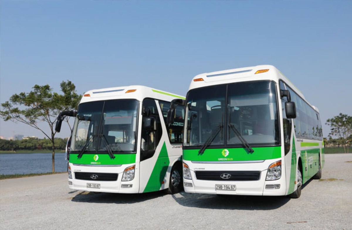 Xe buýt chuyển kết nối ga tàu giúp di chuyển lên Sa Pa thuận tiện.