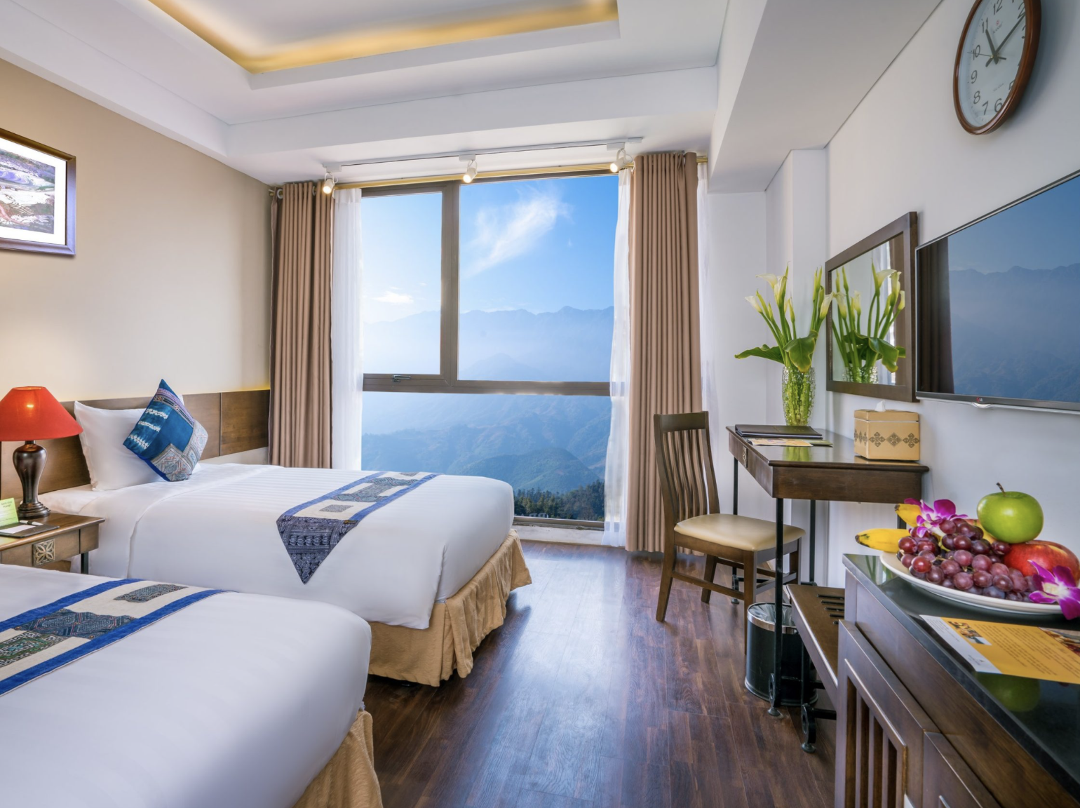 Phòng Deluxe Room là lựa chọn tuyệt vời cho du khách muốn tận hưởng khung cảnh núi non hùng vĩ