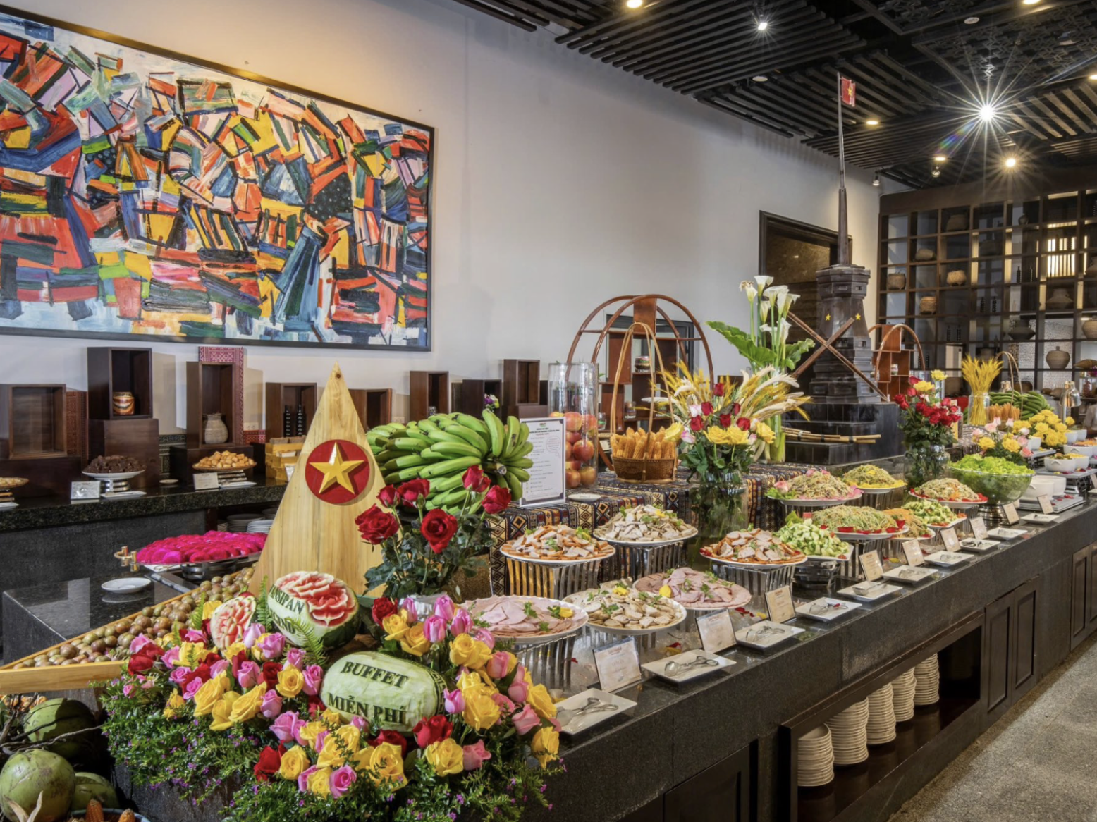 Nhà hàng Vân Sam với thực đơn buffet phong phú, phù hợp cho nhiều độ tuổi và khẩu vị khác nhau