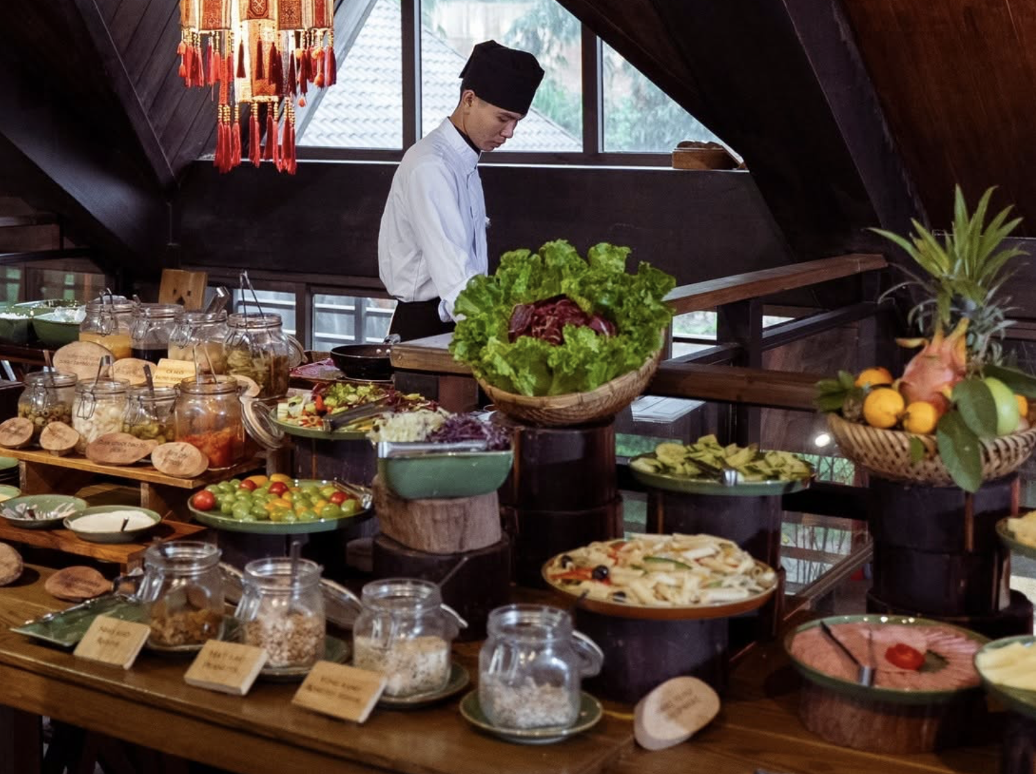 Thực đơn đa dạng - kết hợp món Á và món Âu