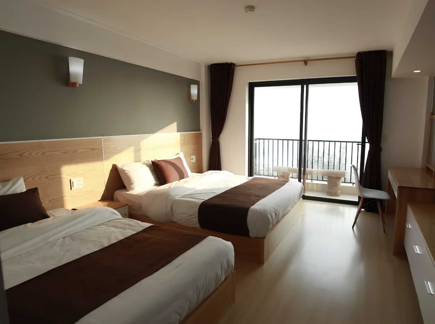 Khách sạn cung cấp hai hạng phòng chính là Superior và Deluxe