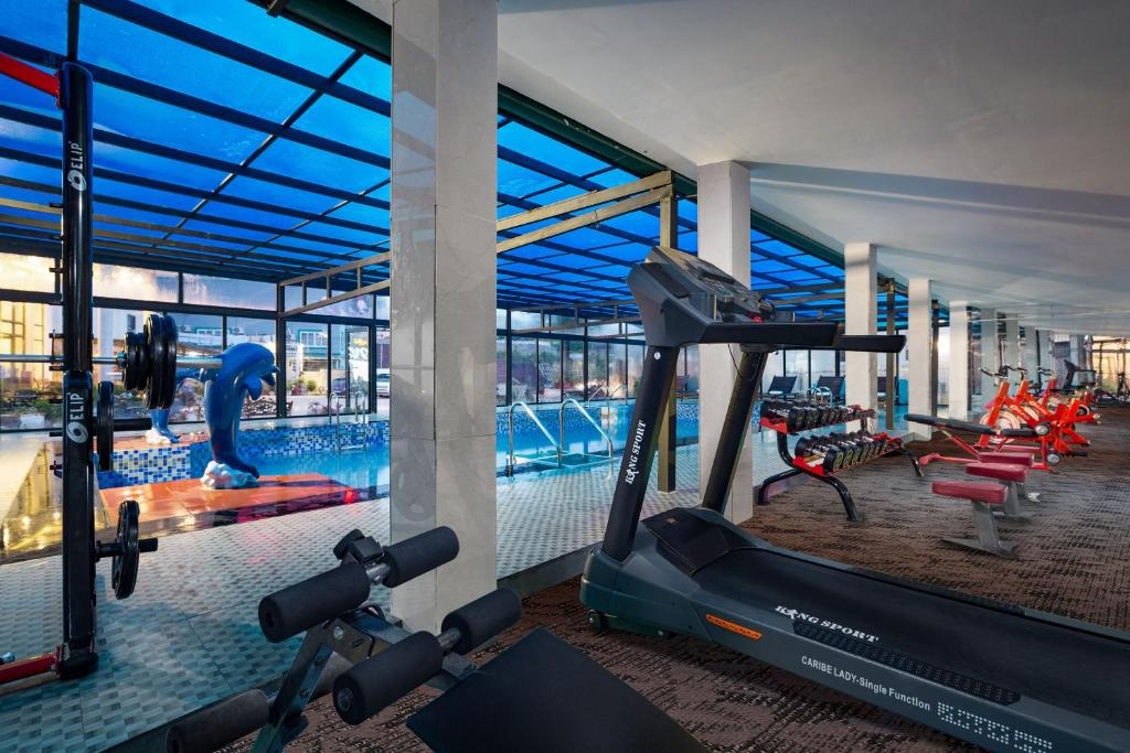 Phòng gym nằm kế bên hồ bơi là nơi du khách có thể duy trì chế độ luyện tập hằng ngày của mình.
