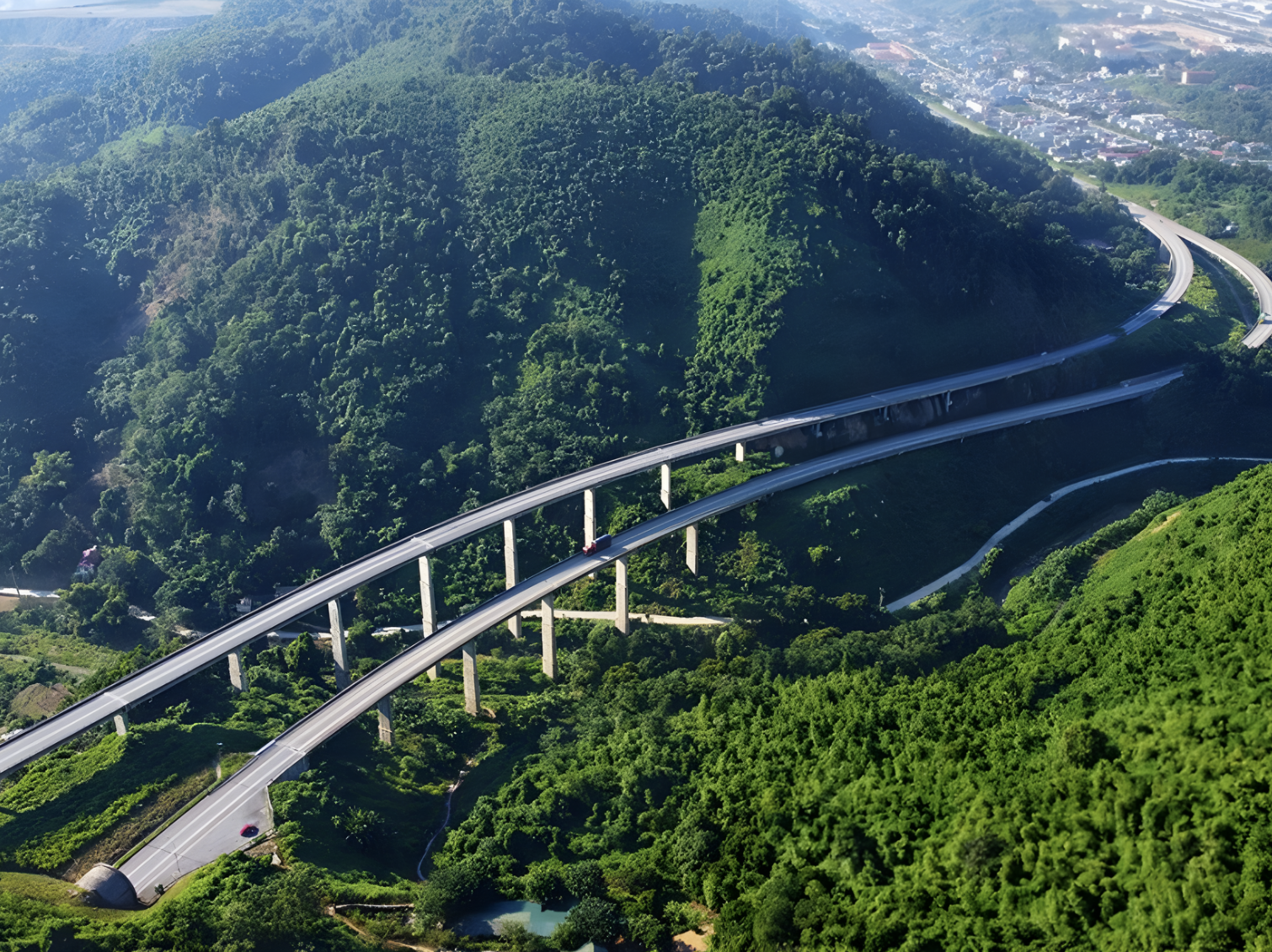 Tuyến cao tốc Nội Bài và Lào Cai, giúp rút ngắn thời gian di chuyển.