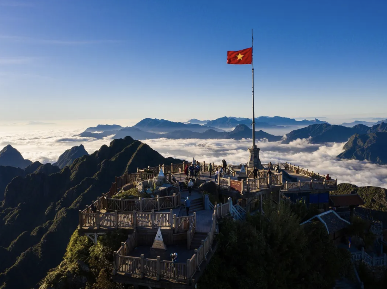 Đứng trước lá cờ Tổ quốc bay phất phới giữa thiên nhiên hùng vĩ, khó tránh khỏi những xúc cảm tự hào.