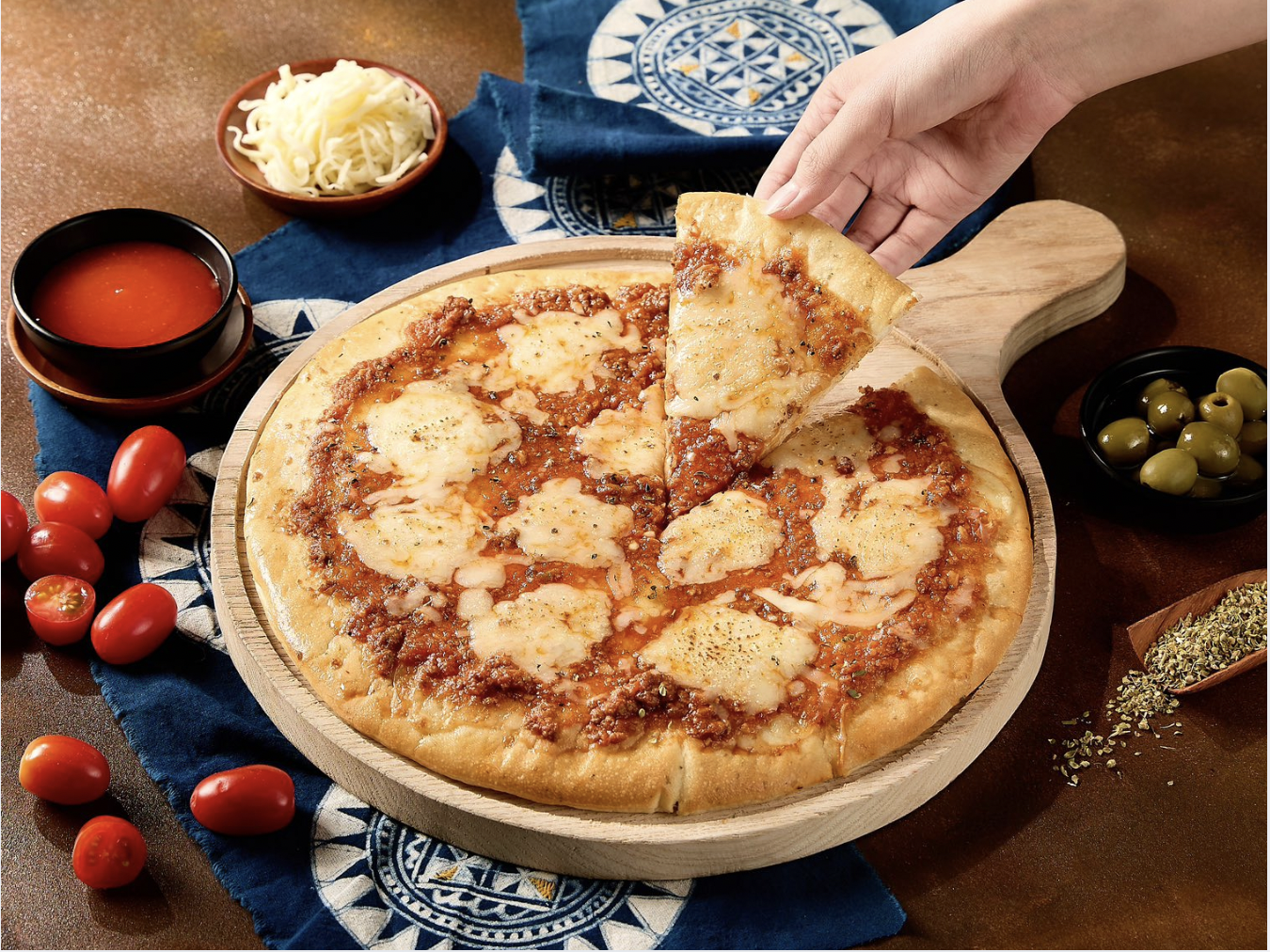 Pizza Halal tại Sharia Fansipan sở hữu hương vị quen thuộc, dễ ăn.