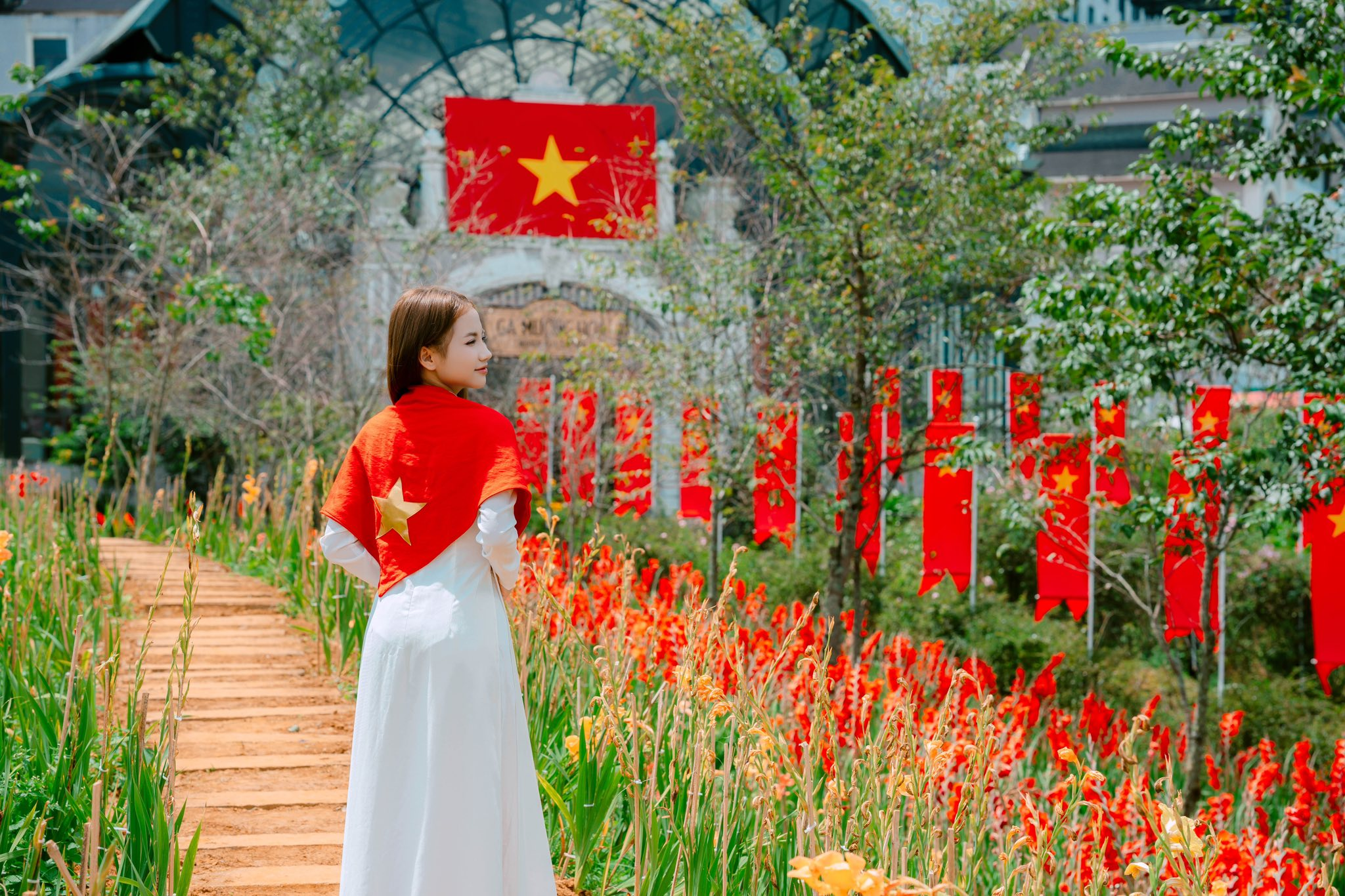 Du khách check-in với hoa dơn vàng tại ga Mường Hoa.