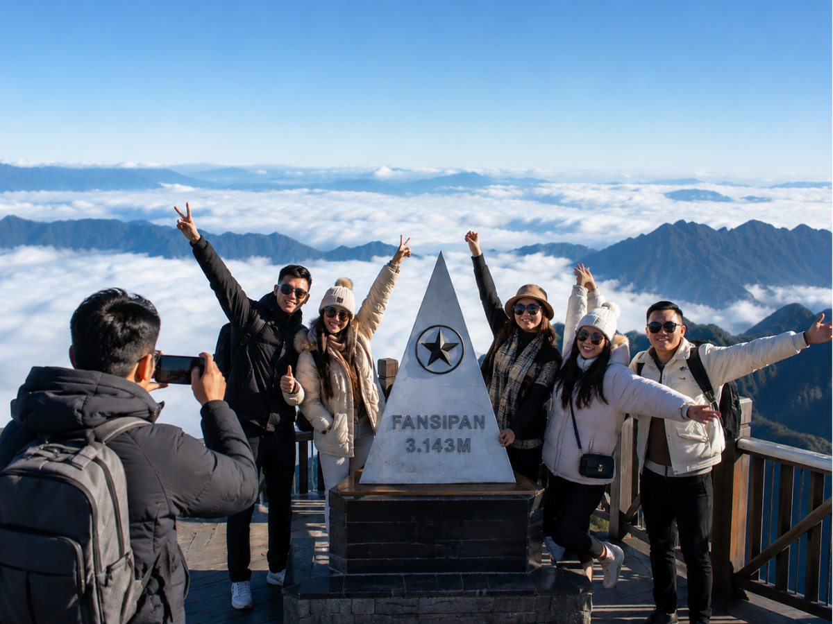 Nhóm du khách check-in tại đỉnh Fansipan giữa biển mây Tây Bắc, lưu giữ khoảnh khắc rạng rỡ tại “nóc nhà Đông Dương”.