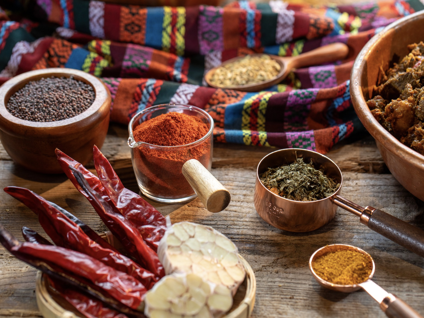 Món ăn có các gia vị đặc trưng như nghệ và masala, tạo nên hương vị đậm đà.