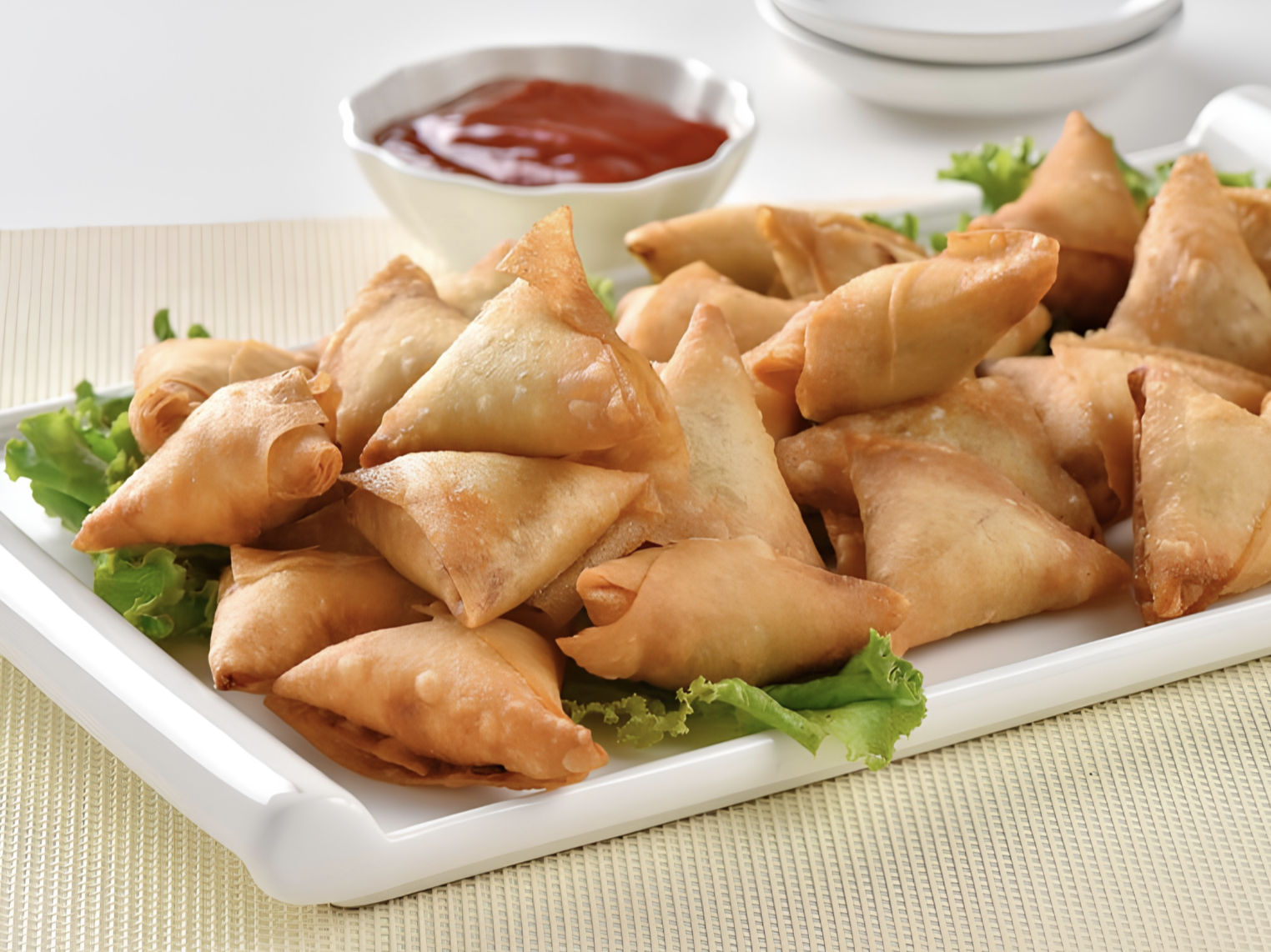 Bánh Samosa Ấn Độ được chiên trong dầu nóng cho đến khi vỏ bánh có màu nâu vàng hấp dẫn.