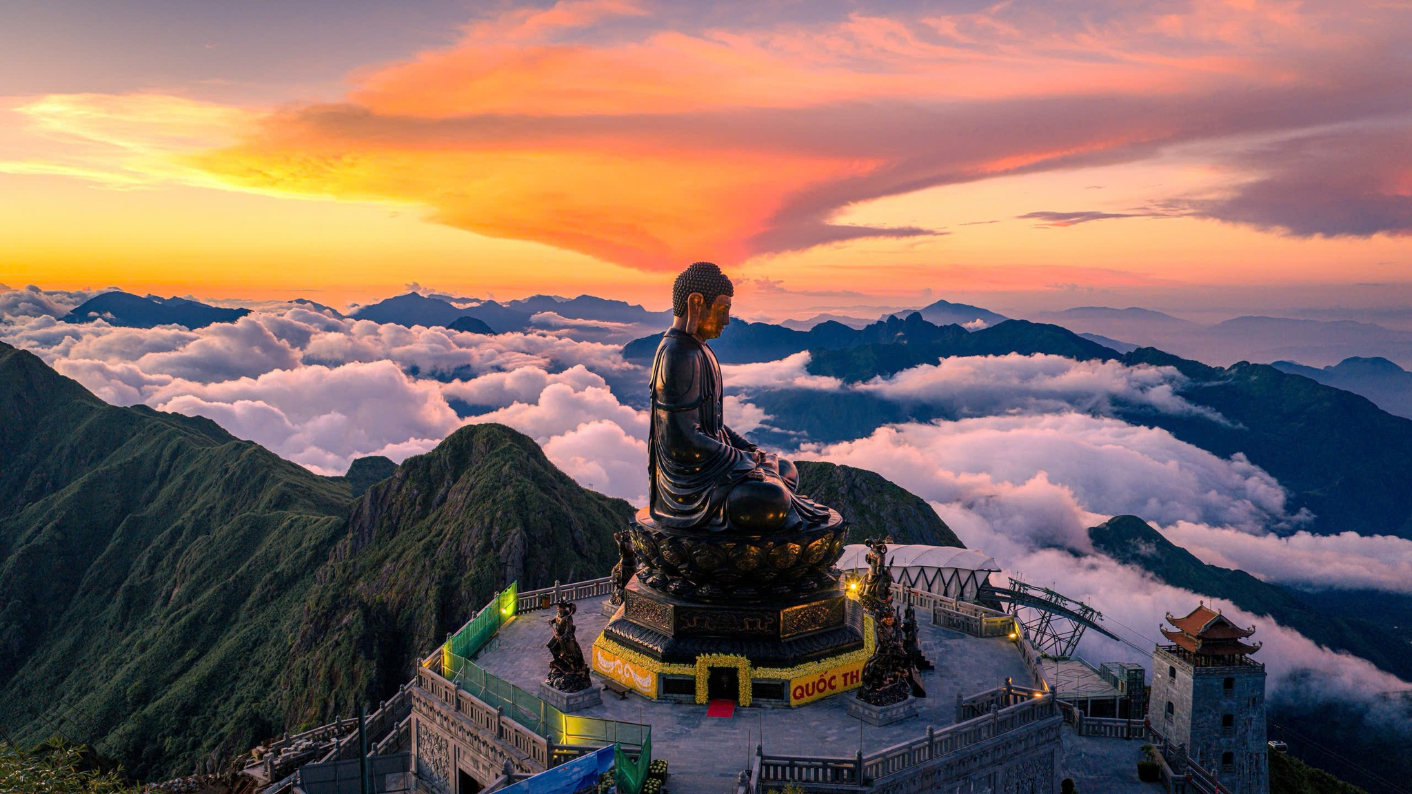 Tượng Phật A Di Đà hiện lên linh thiêng giữa không gian núi rừng Tây Bắc hùng vĩ.