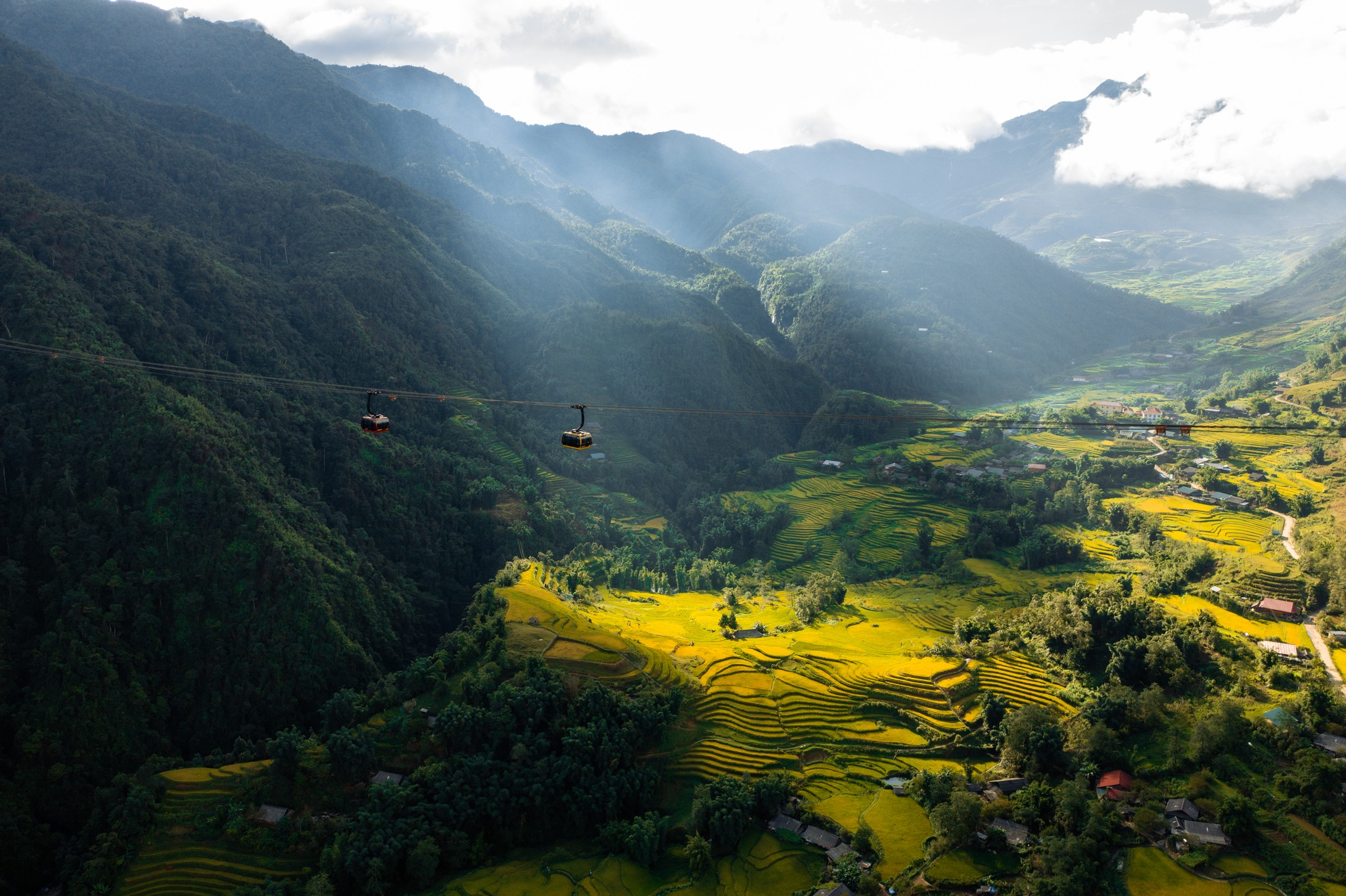 Cáp treo Fansipan đưa du khách băng qua thung lũng Mường Hoa hùng vĩ.