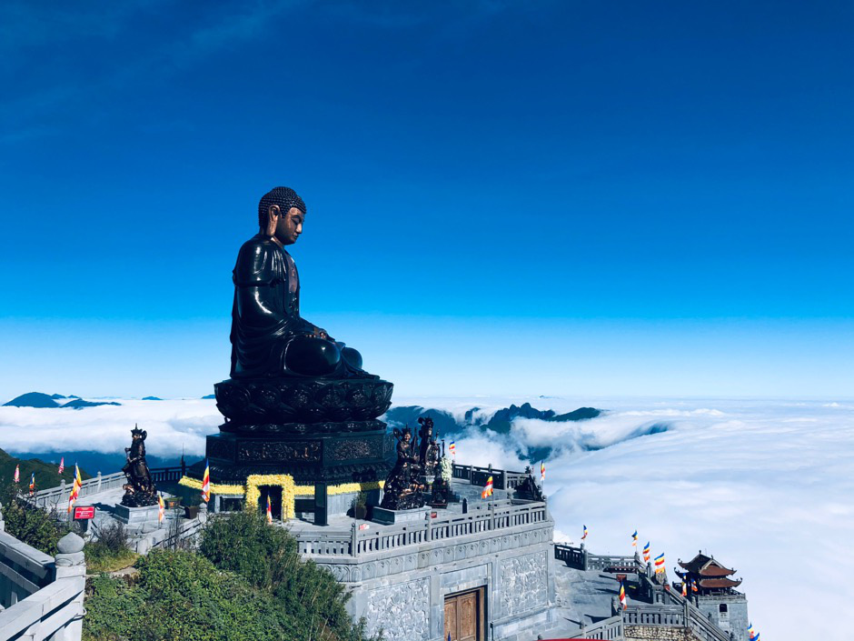 Đại tượng Phật A Di Đà nổi bật giữa biển mây Tây Bắc.