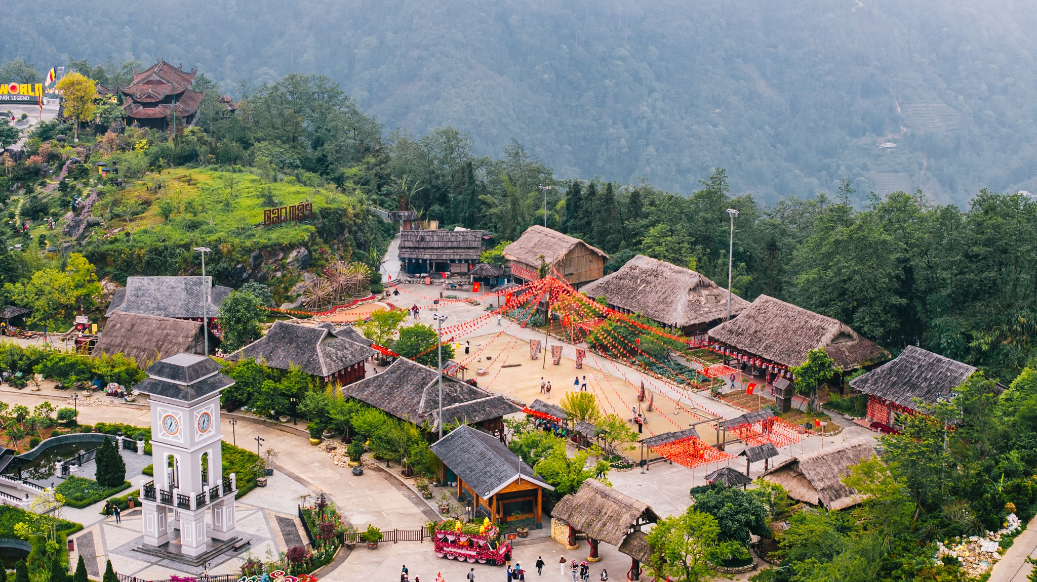 Du khách có thể khám phá không gian văn hóa dân tộc miền núi Tây Bắc tại Bản Mây.