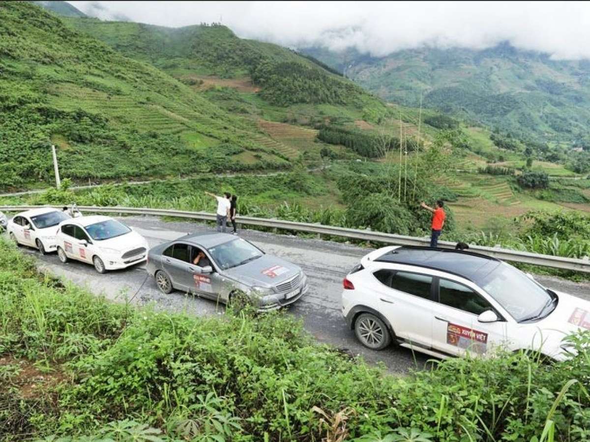 Di chuyển bằng ô tô từ Sa Pa đến Y Tý mang lại trải nghiệm ngắm ruộng bậc thang trọn vẹn.