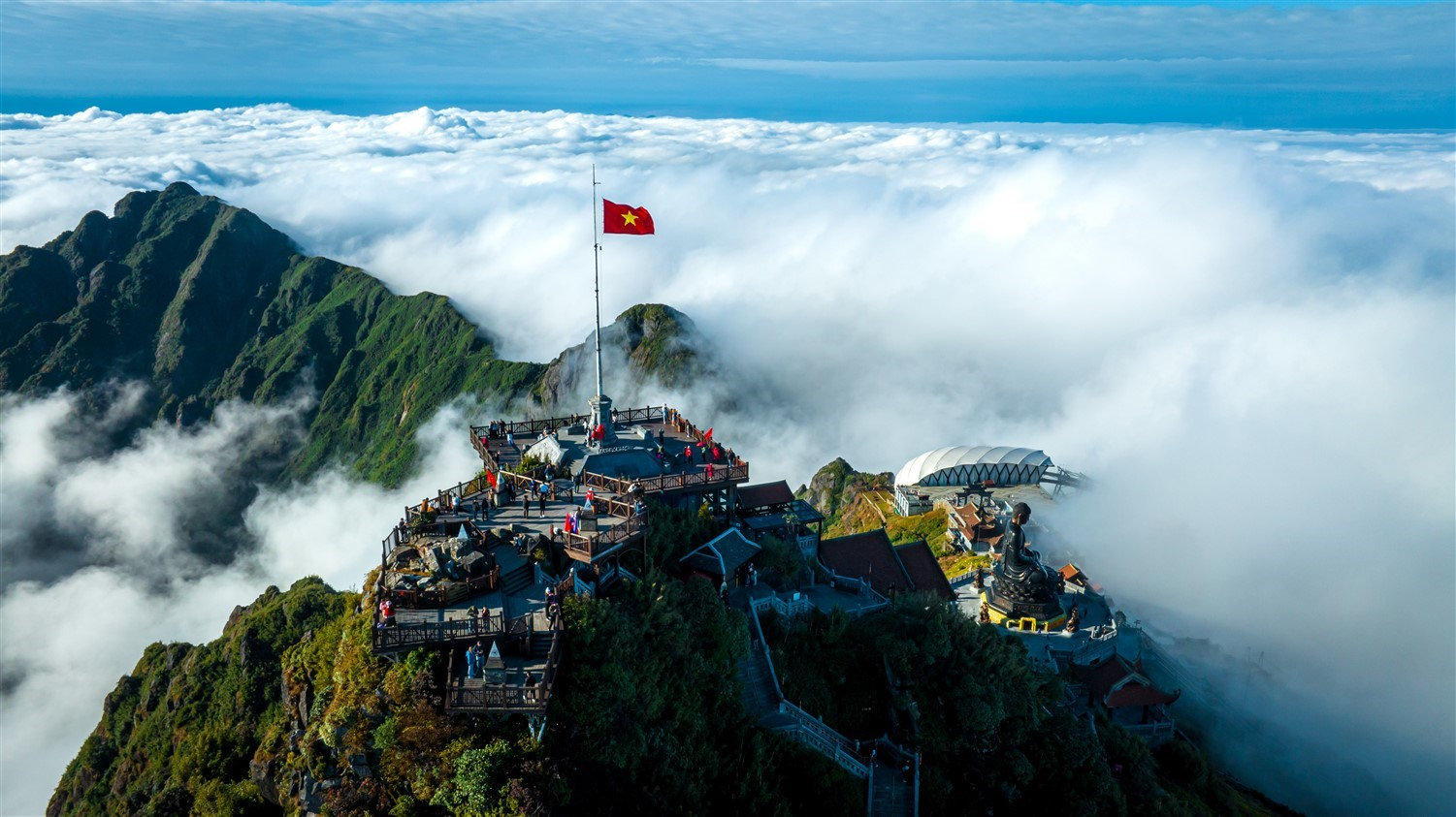 Du khách đã có thể chinh phục đỉnh Fansipan một cách dễ dàng nhờ hệ thống cáp treo.
