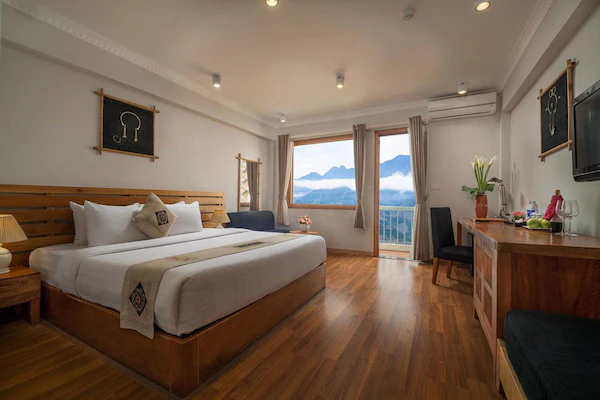 Các phòng tại khách sạn có ban công view núi hùng vĩ.