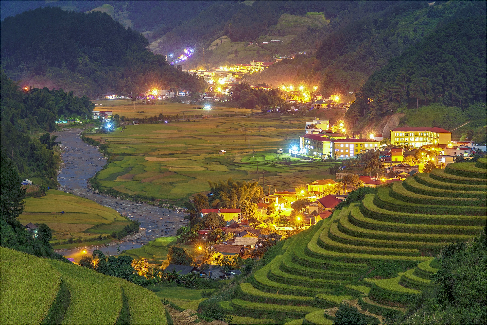 Khung cảnh thung lũng Tú Lệ rực rỡ khi lên đèn vào chiều tối.